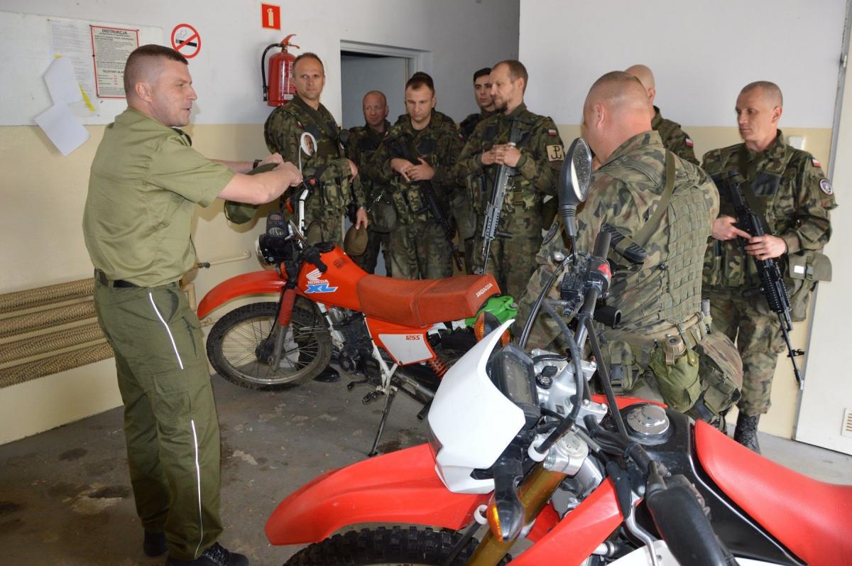 Żołnierze Wojsk Obrony Terytorialnej zapoznali się ze specyfiką służby na granicy.<br/>fot.serwis BiOSG