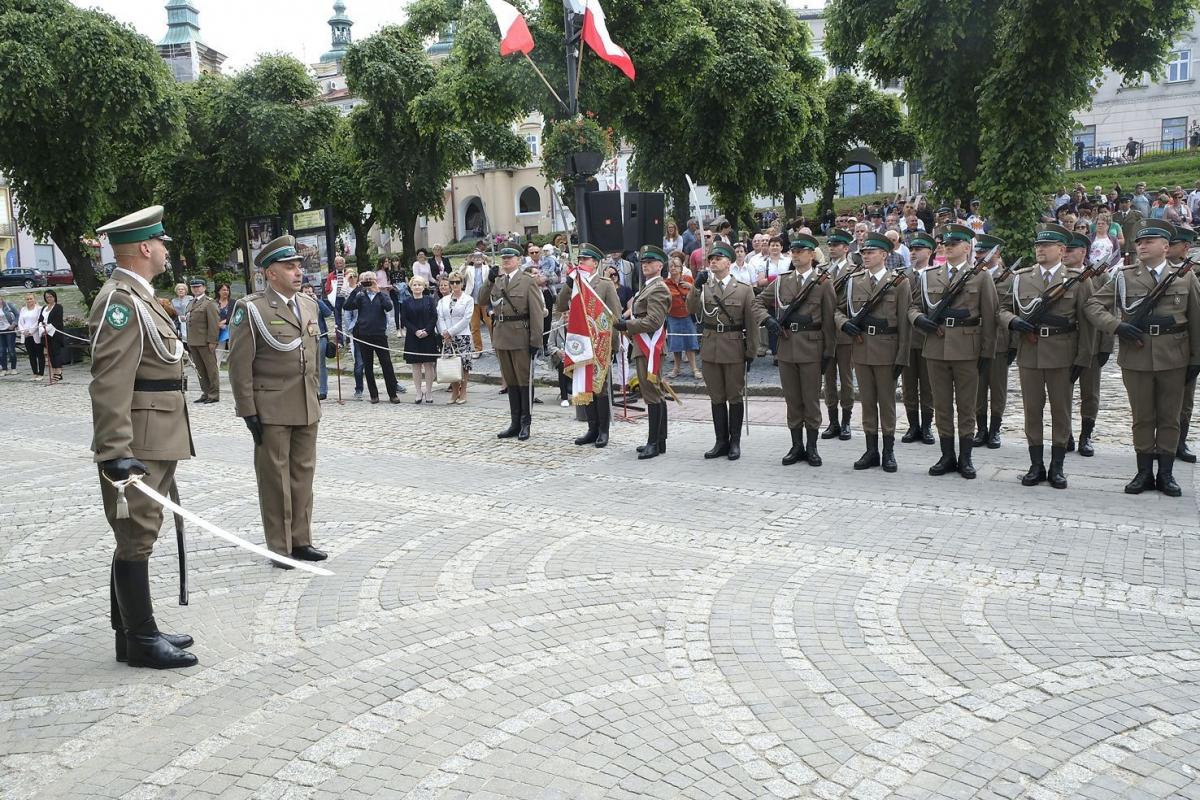 Przywitanie pododdziałów przez komendanta BiOSG.<br/>fot.Jacek Szwic