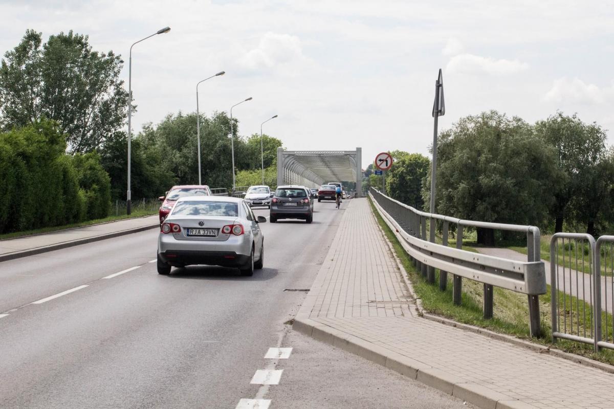 Korki w okolicy jedynej jarosławskiej przeprawy na Sanie to przykra rzeczywistość wielu osób. Budowa nowego mostu jest szansą na odkorkowanie tej części miasta. W świetle najnowszych informacji lokalizacja zapowiadanego mostu wcale nie musi być rozwiązaniem tego problemu. <br/>fot.Bartłomiej Pacek