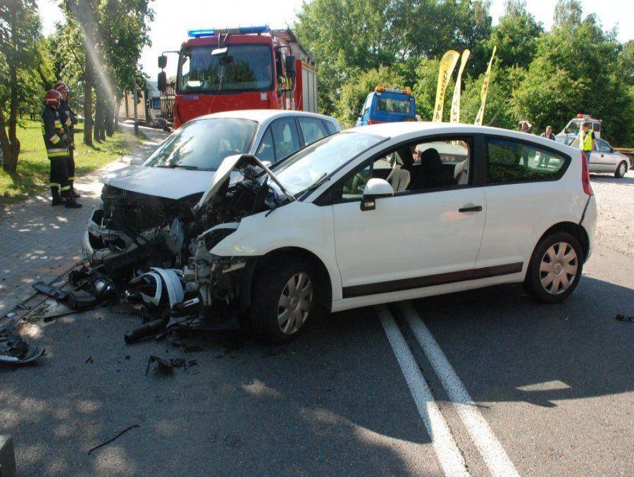 Kierujący renault scenic był pijany, jechał całą szerokością jezdni. Zjechał na przeciwległy pas drogi i czołowo zderzył się z citroenem. <br/>fot.KPP Nisko
