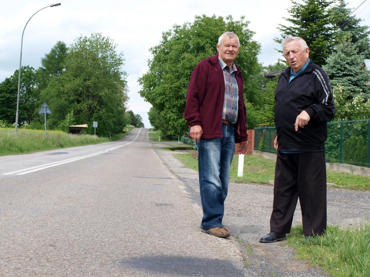 – Między szóstą a siódmą rano i później, po godzinie 15 aż do zmroku, jadą jeden za drugim. Kiedy auta się wymijają, jadą samym krańcem drogi. Nie ma ani centymetra dla pieszego – pokazują Zdzisław Materlak (z prawej) i Stanisław Bednarski.<br/>fot.Mariusz Godos