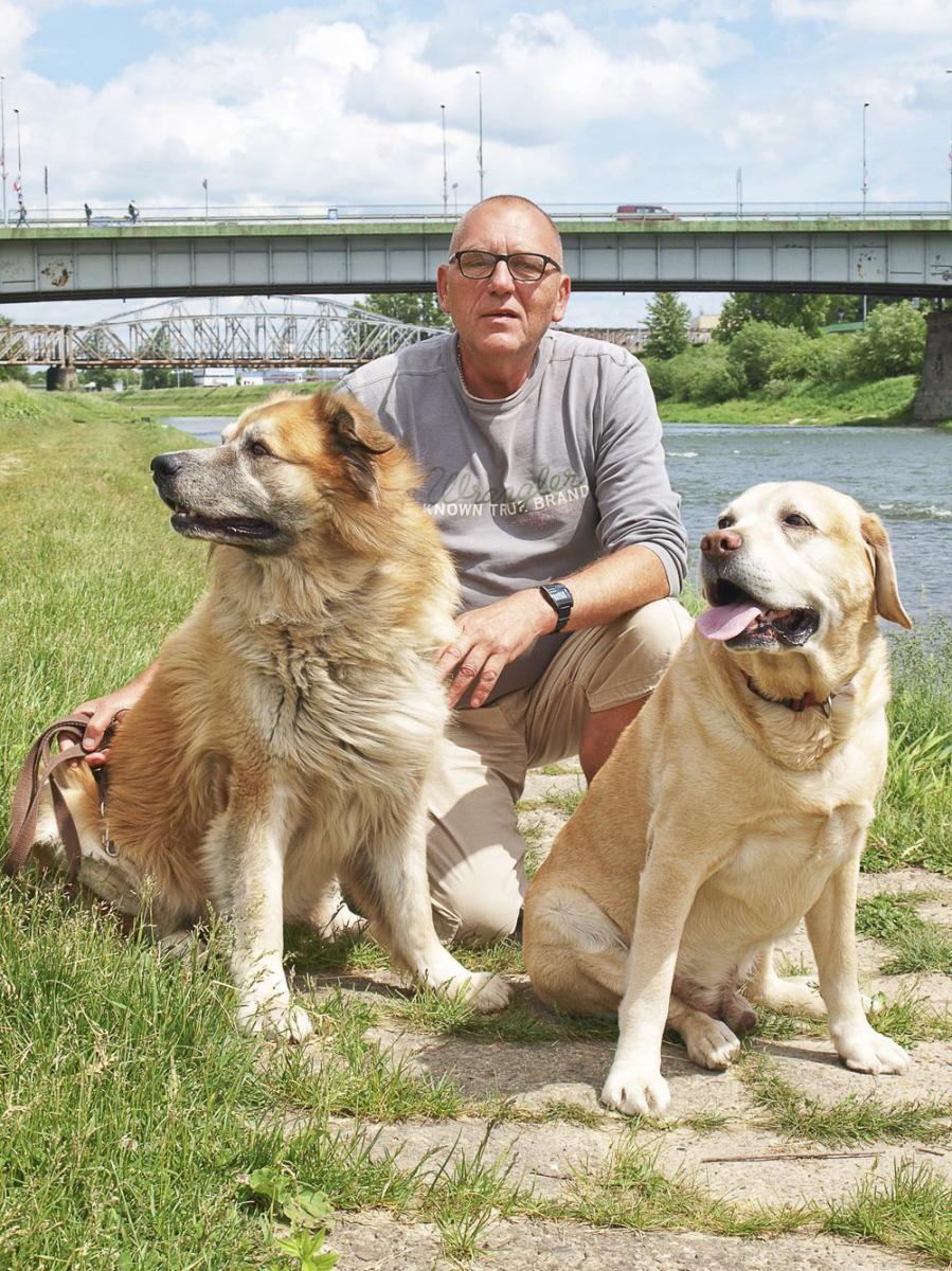Marek Leitner z dwoma swoimi psami. Roki (z lewej) to mieszaniec owczarka kaukaskiego z pirenejskim psem górskim. Bari to labrador.<br/>fot.Mariusz Godos