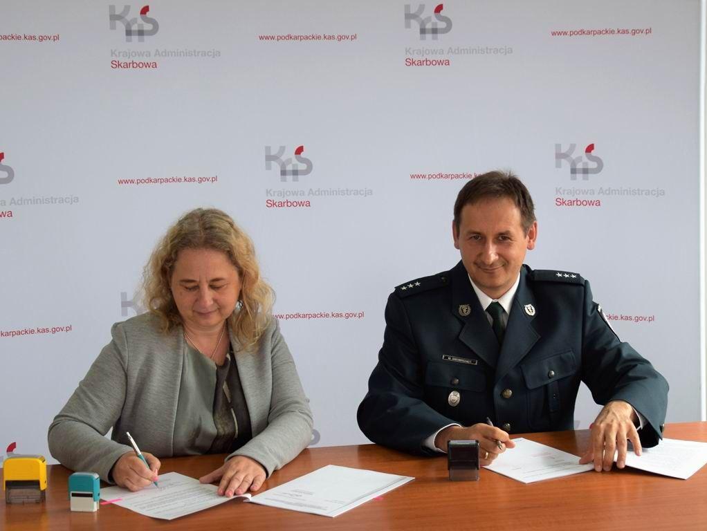 Umowę parafowali dyrektor Izby Administracji Skarbowej w Rzeszowie, komisarz dr hab. Grzegorz Skowronek oraz prezes zarządu Zespołu Projektowego „Kontrapunkt” Ewa Dobrucka.<br/>fot.ze zbiorów Izby Administracji Skarbowej w Rzeszowie