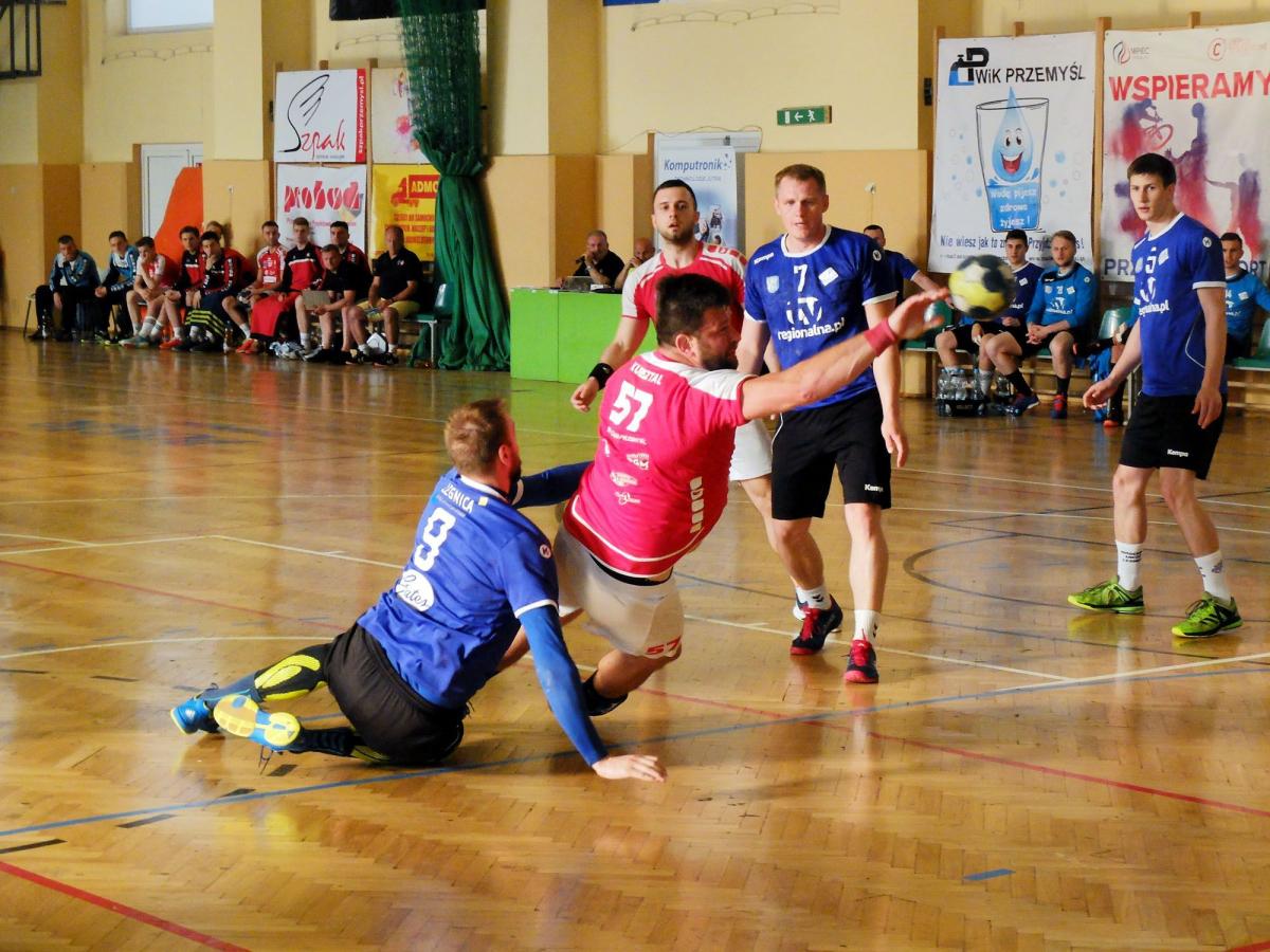 W meczu z Siódemką Miedzią Legnica Maciej Kubisztal (rzuca) zdobył pięć bramek, w Chrzanowie siedem.<br/>fot.Kamil Krukiewicz
