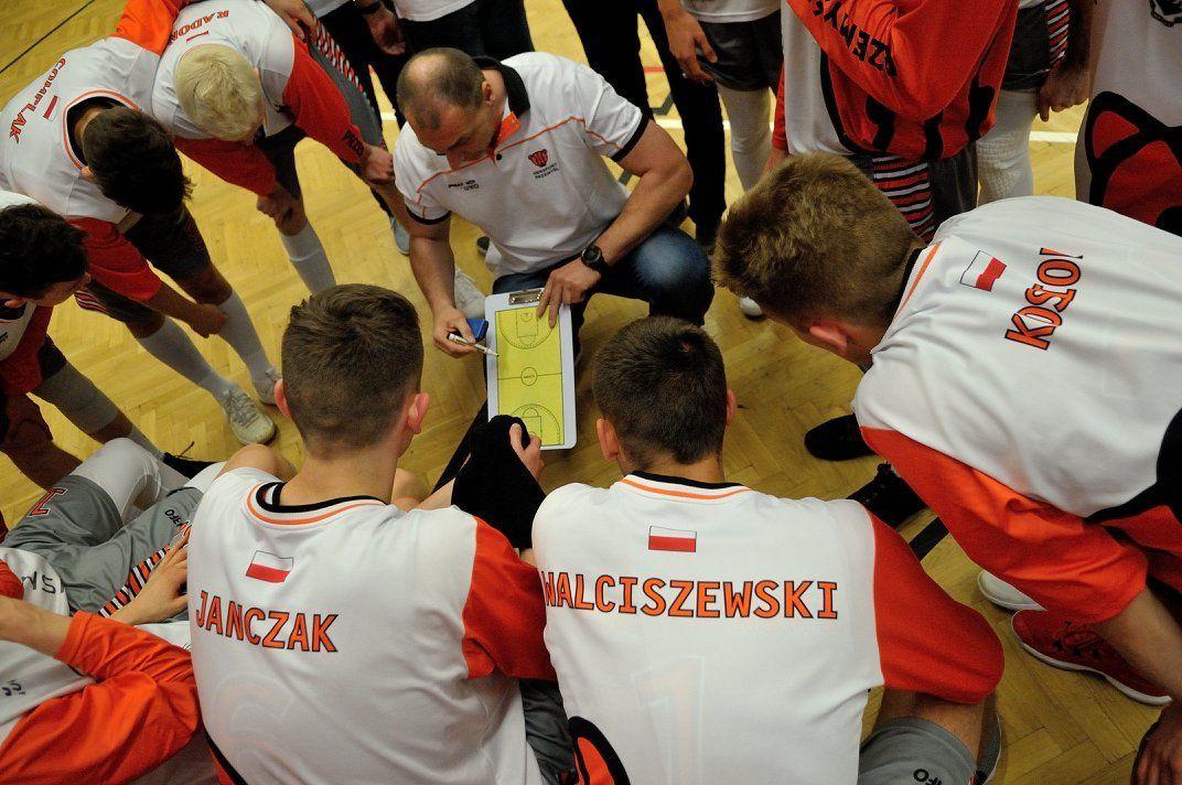 Młodym koszykarzom Hensfortu Przemyśl pozostaje jeszcze jeden, najważniejszy, krok do spełnienia marzeń...<br/>fot.www.facebook.com/niedzwiadki-hensfort-przemysl