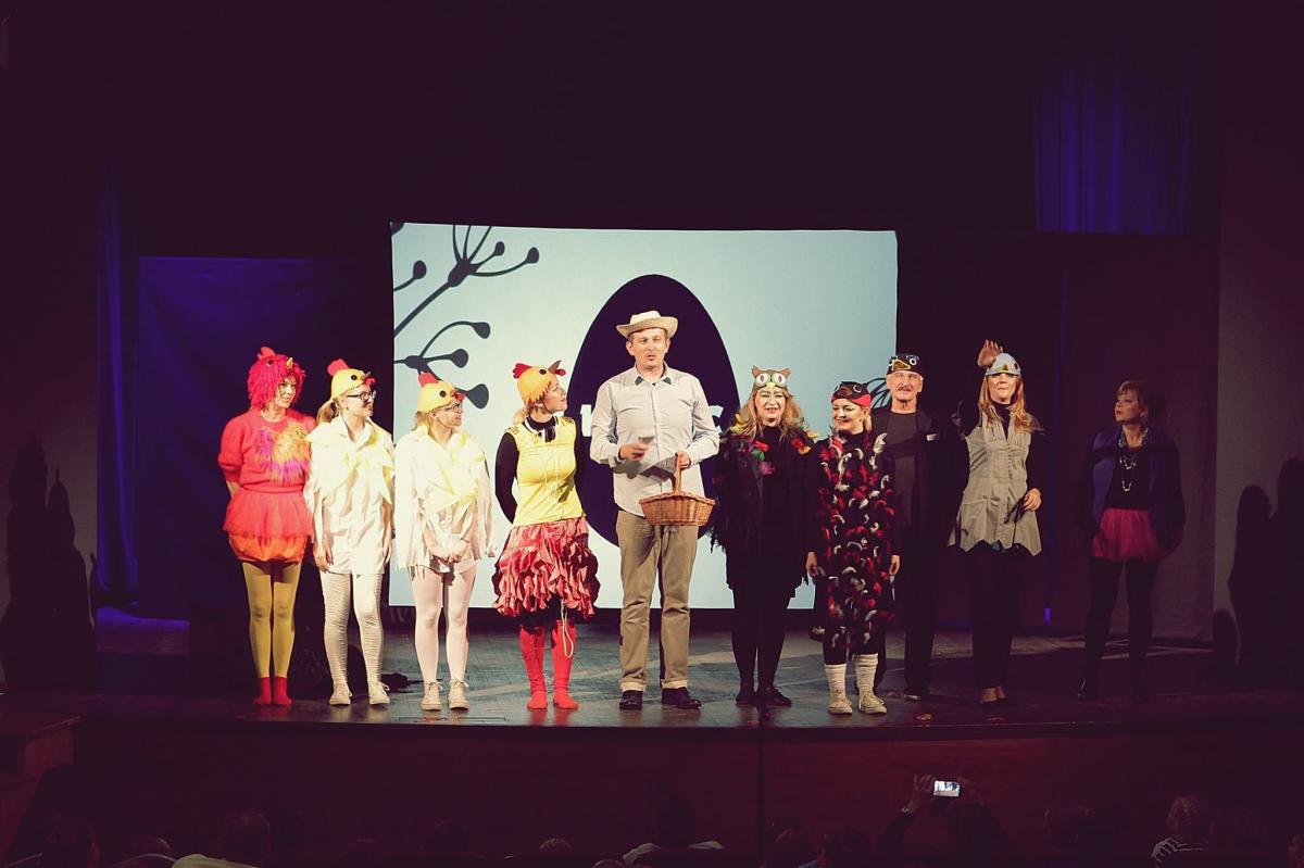 Rafał Paśko (w środku) odnosi sukcesy na teatralnych deskach nie tylko z młodzieżą, ale również z Teatrem S.A.N.<br/>fot.ze zbiorów własnych