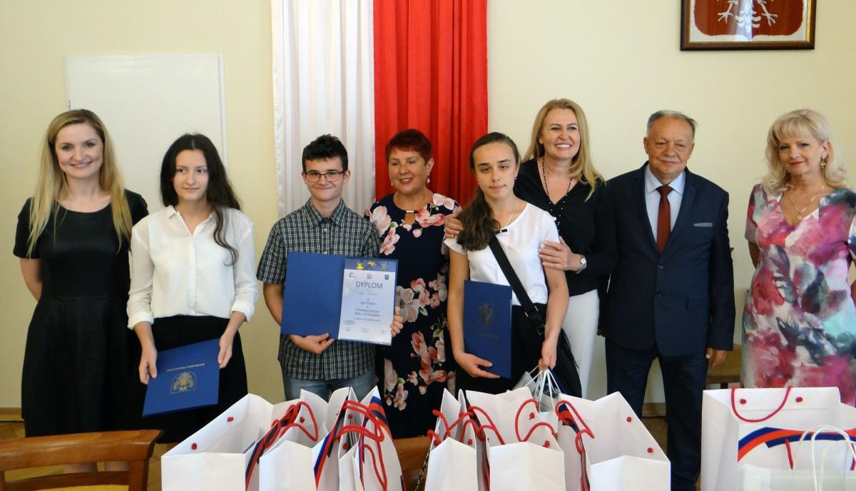 Nagrody najlepszym wręczała posłanka do Parlamentu Obywatelskiego Elżbieta Łukacijewska (trzecia z prawej).<br/>fot.Starostwo Powiatowe w Przemyślu