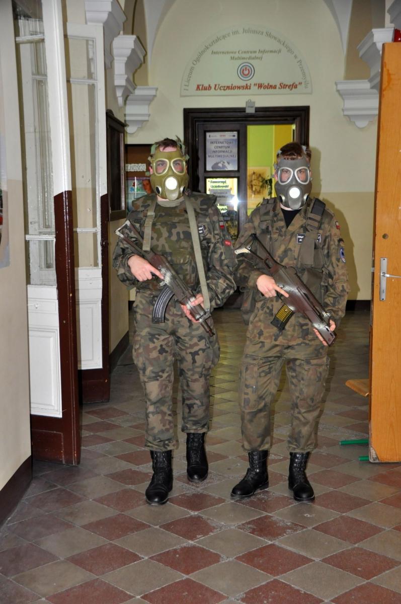 Dla gimnazjalistów zostały przygotowane m. in.: prezentacje, doświadczenia, pokazy chemiczne i biologiczne oraz zabawy matematyczno-fizyczne.<br/>fot.ze zbiorów szkoły