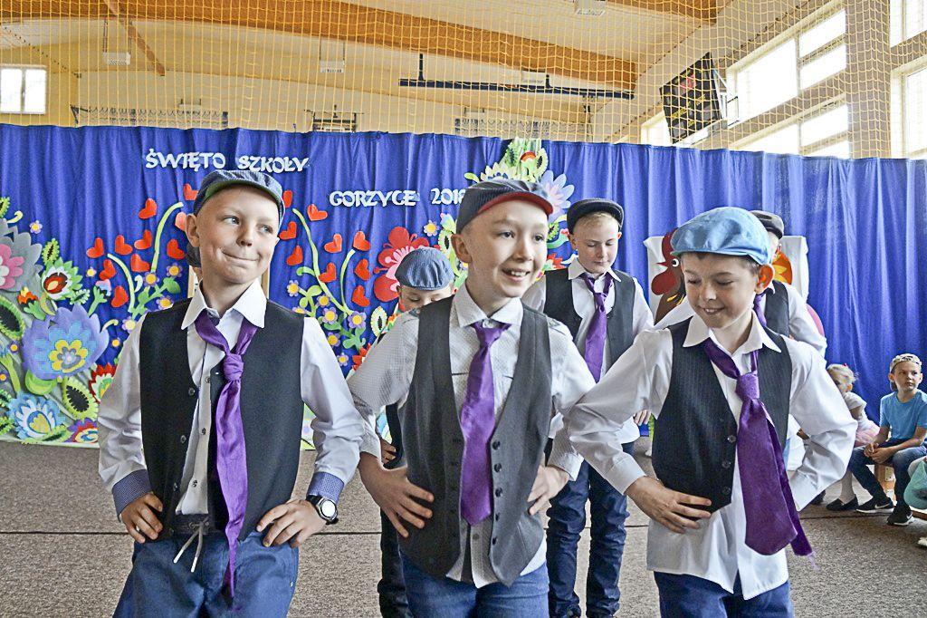 Dzieci i młodzież dziękował patronowi za opiekę, prezentując bogaty program artystyczny łączący elementy kultury ludowej z patriotycznymi.<br/>fot.ze zbiorów szkoły