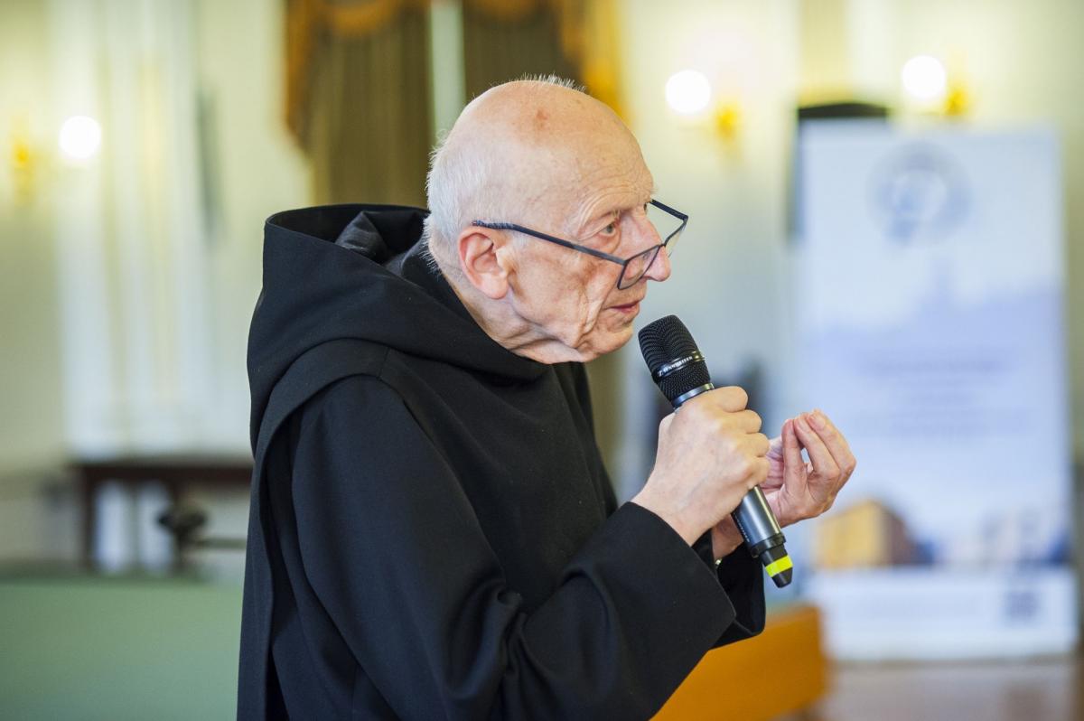 Ojciec Leon Knabit na spotkaniu autorskim w Przemyskiej Bibliotece Publicznej.<br/>fot.Adam Podulka PBP w Przemyślu