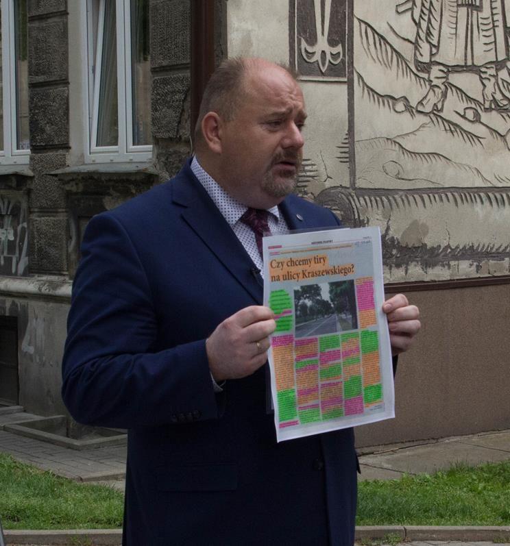 W. Paluch podpierał się tekstem zamówionym przez radnych w lokalnym tygodniku. Na zielono zaznaczył informacje prawdziwe, na pomarańczowo insynuacje, a na czerwono kłamstwa.<br/>fot.Bartłomiej Pacek