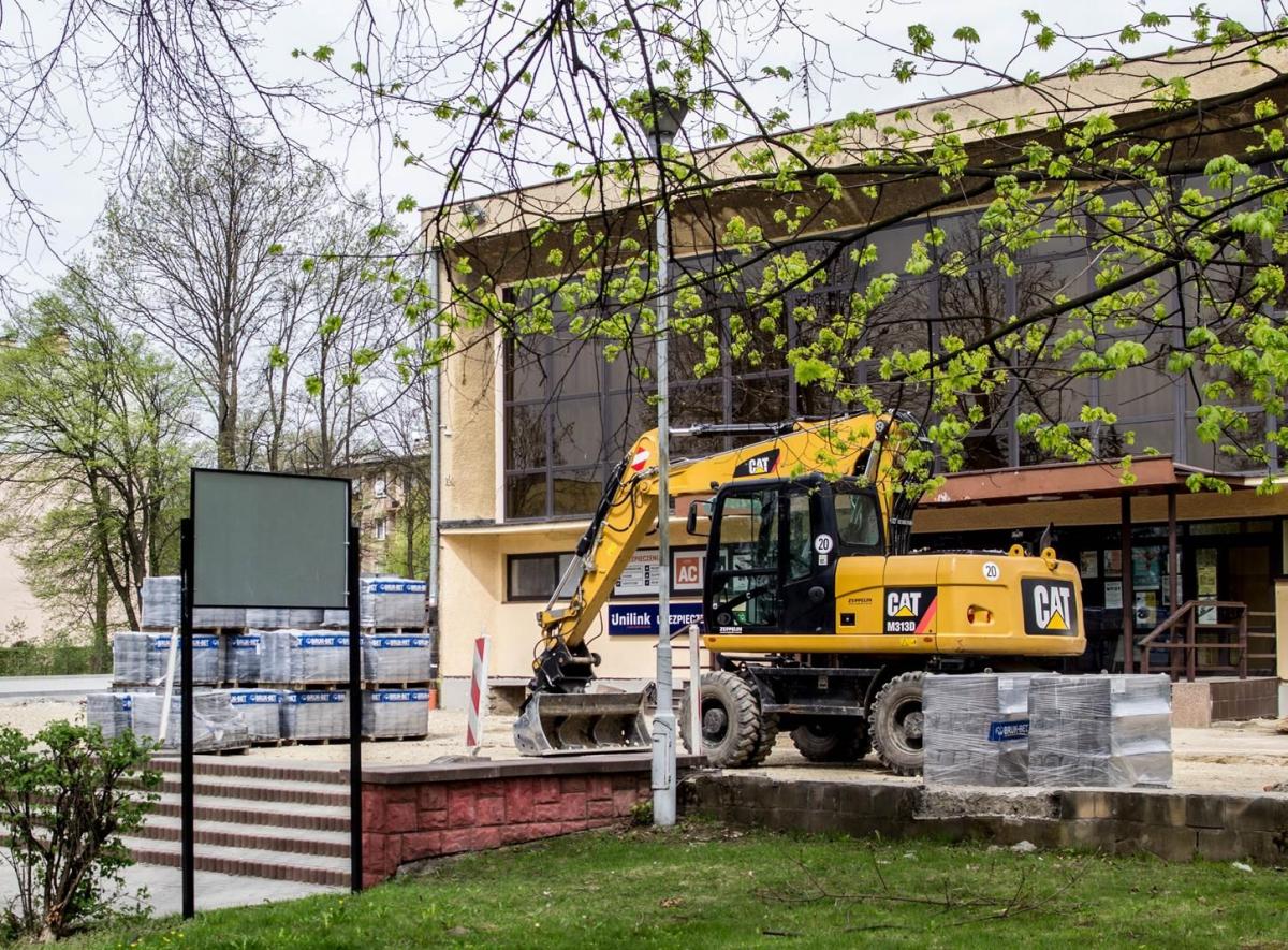Na parkingu prace przy MOK-u się nie skończą. Najprawdopodobniej do końca roku odnowiona zostanie także elewacja obiektu.<br/>fot.Bartłomiej Pacek