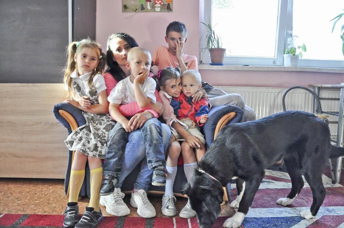 – Ledwo się mieścimy – mówi pani Aneta, która musi się pomieścić z siedmiorgiem dzieci na 38 m kw. Na zdjęciu z piątką z nich. <br/>fot.Paweł Bugira