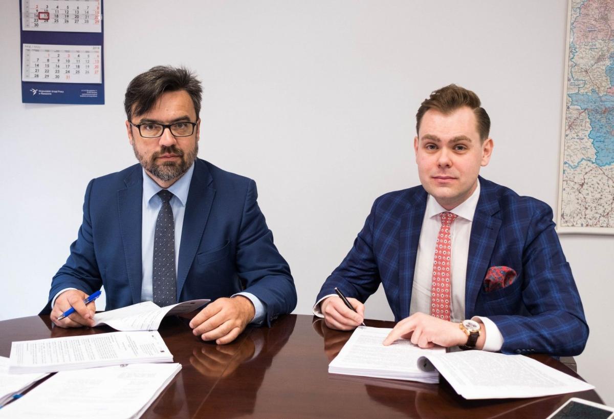 Umowę na dofinansowanie  projektu podpisali: Kamil Niklewicz - prezes Przemyskiej Agencji Rozwoju Regionalnego S.A. i Tomasz Czop – dyrektor Wojewódzkiego Urzędu Pracy w Rzeszowie.<br/>fot.PARR Przemyśl