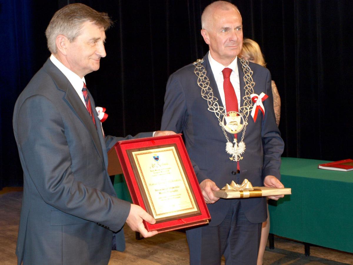 Na deskach sali widowiskowej Zamku Kazimierzowskiego tytuł Honorowego Obywatela Miasta Przemyśla odebrał Marszałek Sejmu RP, przemyślanin Marek Kuchciński.<br/>fot.Mariusz Godos
