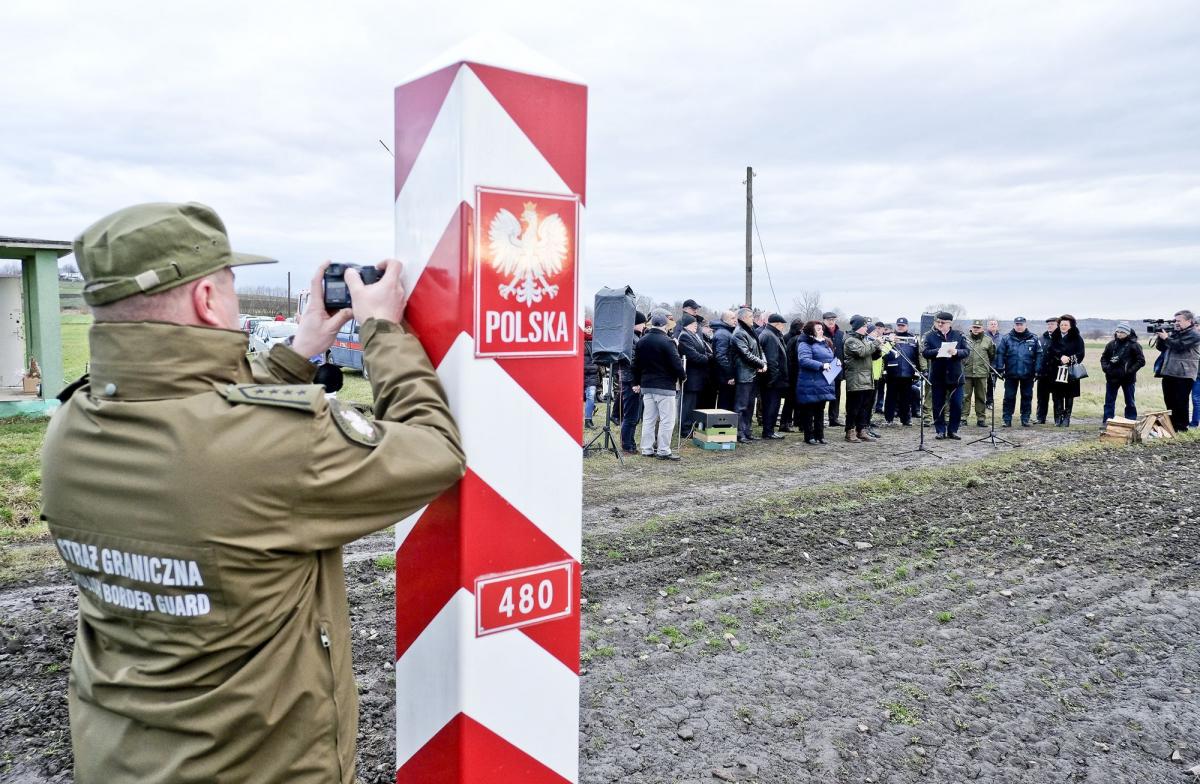 Jak dotąd w miejscu, gdzie ma powstać przejście graniczne Malhowice – Niżankowice, nie ma... nic. Oprócz słupa granicznego. Na razie urzędnicy przerzucają się notami dyplomatycznymi.<br/>fot.zbiory własne