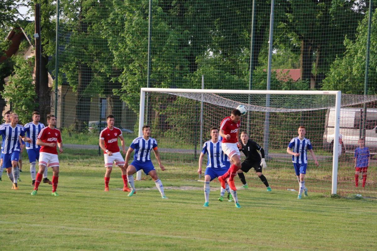 W finale Pucharu Polski na szczeblu OZPN Jarosław KS Wiązownica (czerwone stroje) uległa Sokołowi Sieniawa 1:2. W meczu mistrzowskim podzieliła się punktami.<br/>fot.Natalia Styś