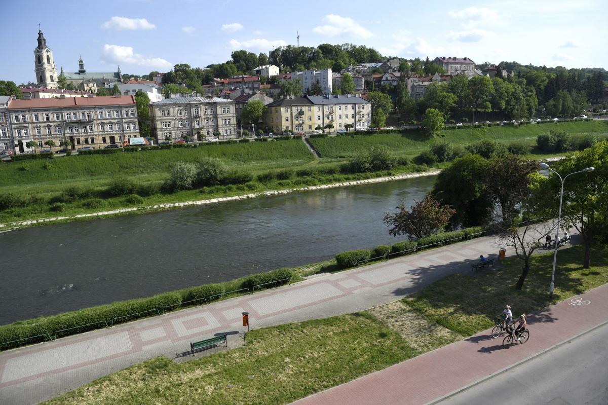 Odstępstwo od zakazu spożywania alkoholu – zdaniem mieszkańców – powinno być wprowadzone m.in. na deptaku nad Sanem i terenach poniżej, bo „wolność uczy odpowiedzialności”.<br/>fot.zbiory własne