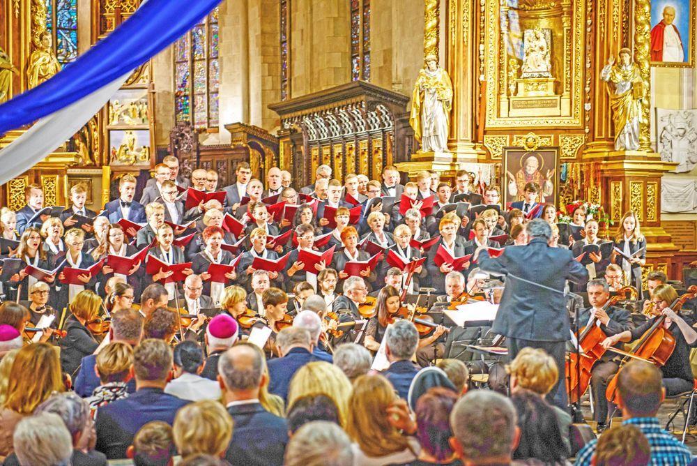 Koncert w przemyskiej archikatedrze, upamiętniający 100-lecie urodzin śp. ks. abp. Ignacego Tokarczuka oraz 100-lecie odzyskania niepodległości przez Polskę.<br/>fot.Anna Kędzior
