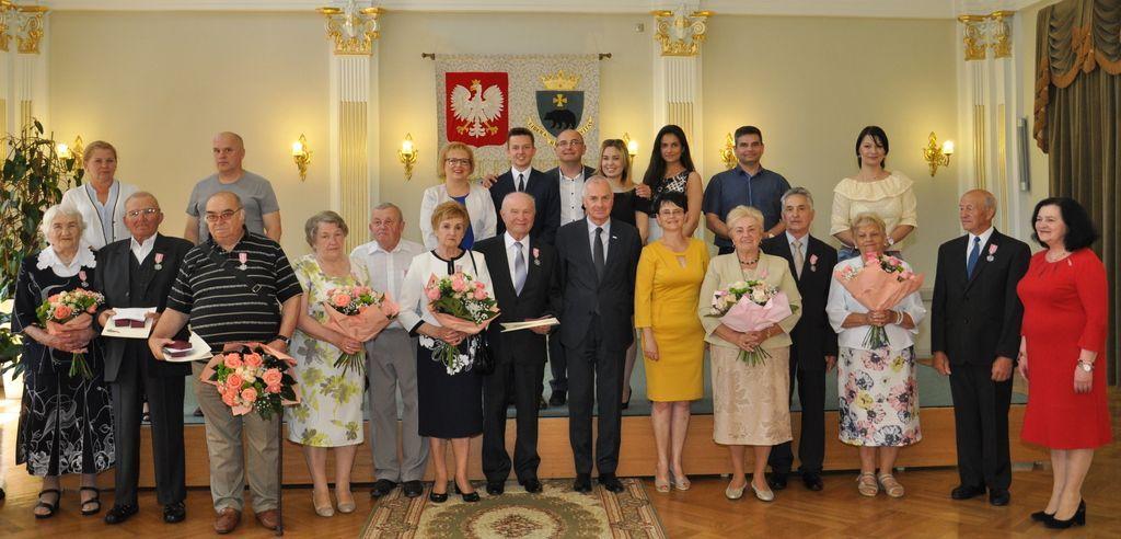 Uczestnicy uroczystości pozują do pamiątkowego zdjęcia.<br/>fot.Agata Czereba / UM Przemyśl