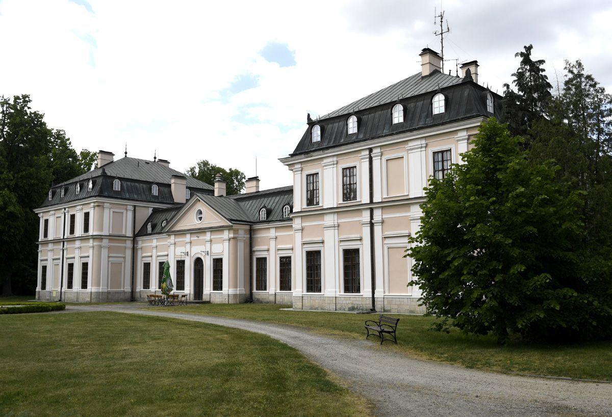 Pałac w Sieniawie został zbudowany na początku XVIII wieku przez Adama Mikołaja Sieniawskiego. Obecny wygląd uzyskał podczas przebudowy z lat 1881-1883 dokonanej przez Czartoryskich. Po wojnie popadał w ruinę. Dopiero nowy właściciel – spółka „Iglopol” zatroszczyła się o jego restaurację. <br/>fot.z