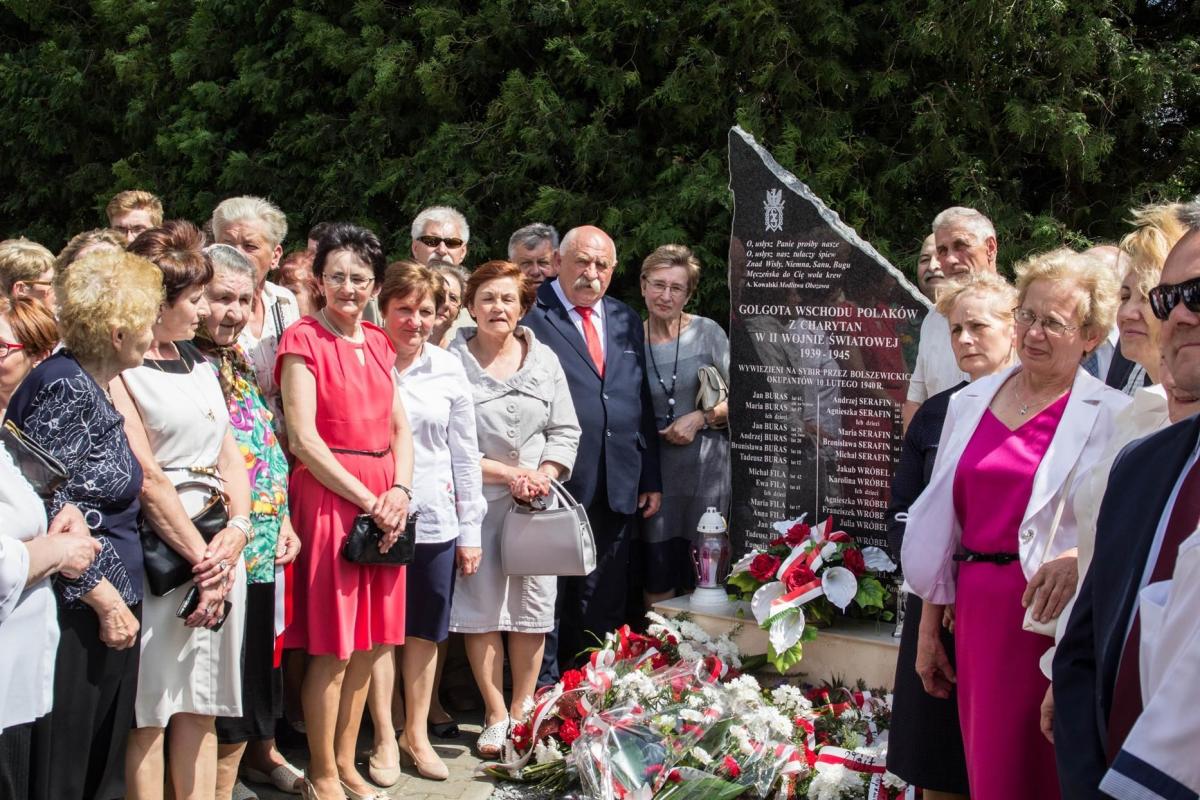 Pamiątkowa tablica prezentuje się okazale. Rodziny wywiezionych nie kryły wzruszenia.<br/>fot.Bartłomiej Pacek