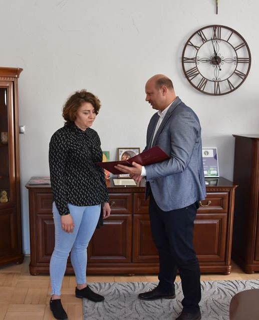 Wójt Gminy Przeworsk Daniel Krawiec wręczył Pani sołtys zaświadczenie o wyborze.<br/>fot.UG Przeworsk