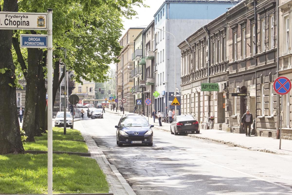 Ulica Kraszewskiego jest obiektem politycznych przepychanek. Rada miasta ma swoje koncepcje remontu, burmistrz swoje, tymczasem ruchliwa arteria zapada się coraz bardziej. <br/>fot.Bartłomiej Pacek