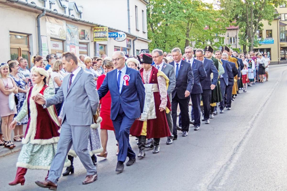 Poloneza poprowadził burmistrz miasta Krzysztof Roman. Oficjelom towarzyszyła barwna radymniańska młodzież.<br/>fot.Bartłomiej Pacek