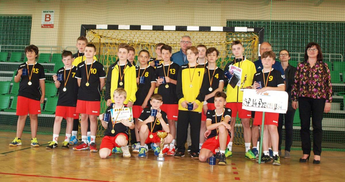 Mistrzowie Podkarpacia w piłce ręcznej w ramach Igrzysk Młodzieży Szkolnej – Szkoła Podstawowa nr 14 w Przemyślu.<br/>fot.Mariusz Godos