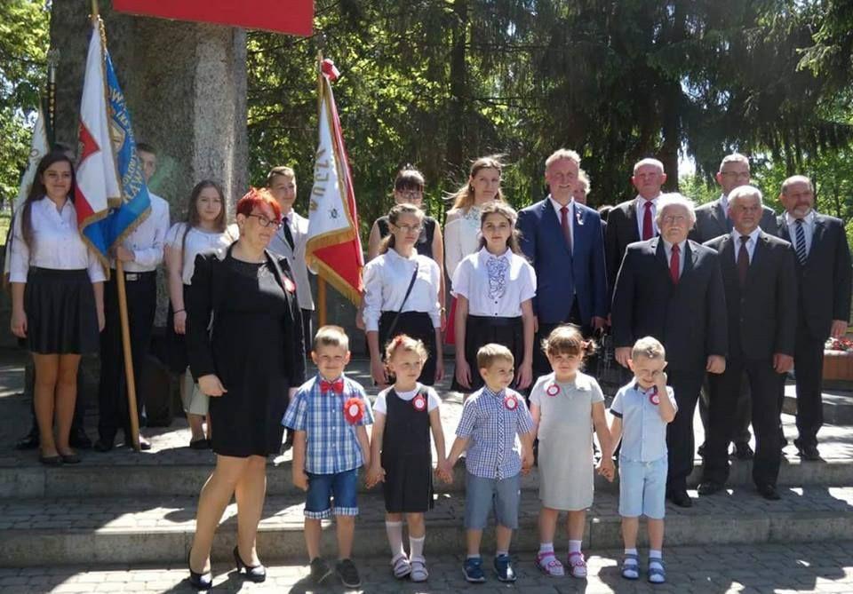 Rocznicę uchwalenia Konstytucji 3 maja świętowali i duzi, i mali. <br/>fot. archiwum Zespołu Szkolno-Przedszkolnego