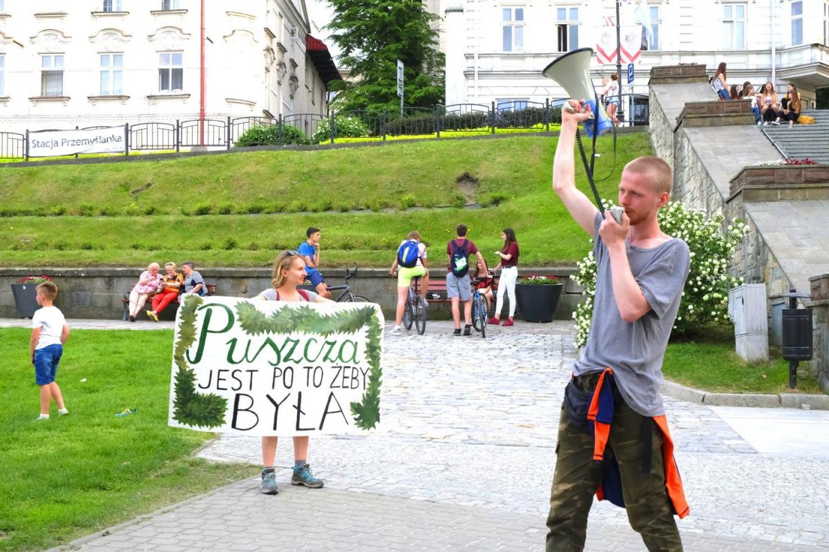 Podczas pikiety na Rynku aktywiści przyrodnicy przekonywali o potrzebie ochrony lasów przed rabunkową gospodarką.  <br/>fot.Jacek Szwic