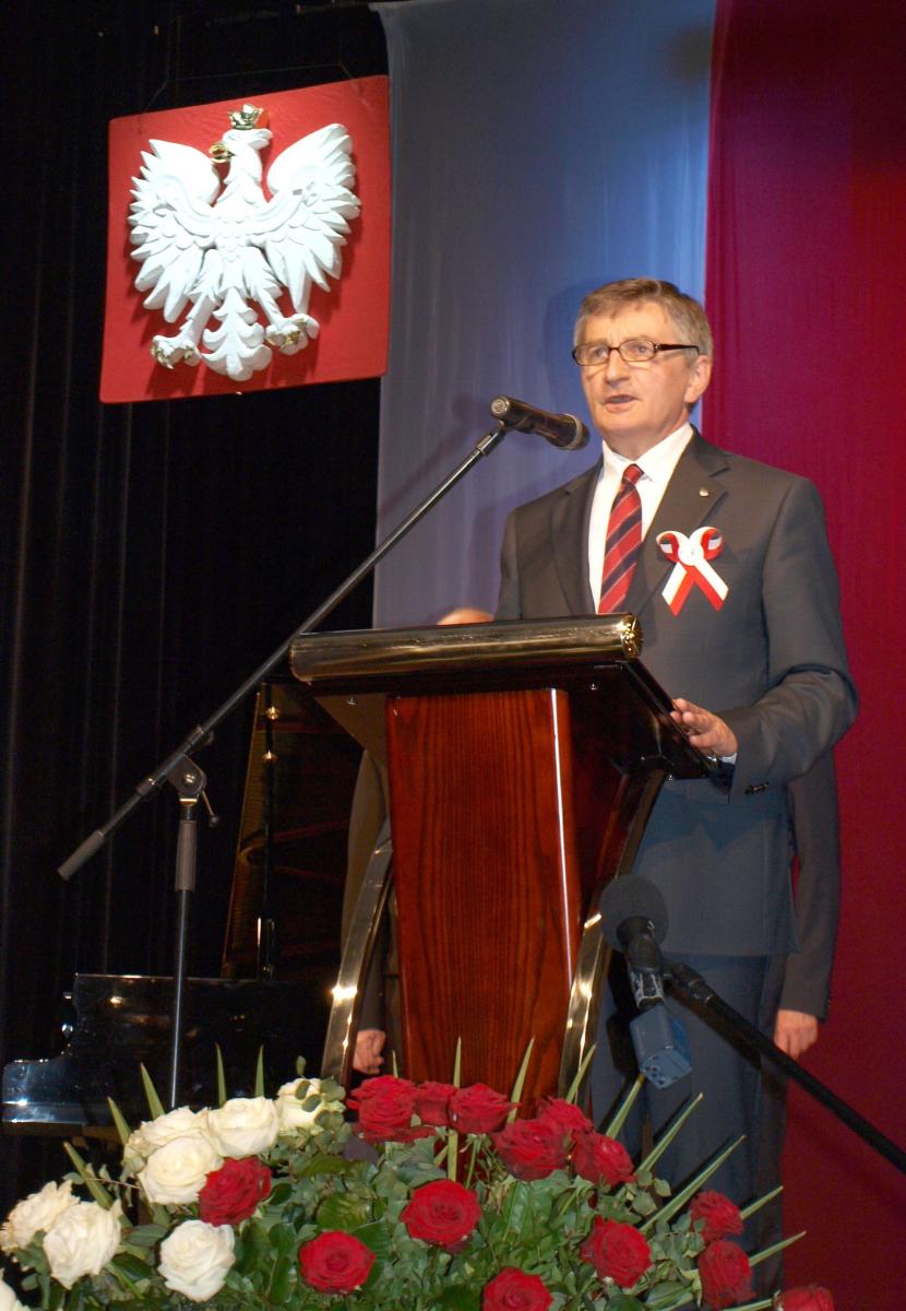 – Ten tytuł traktuję jako zobowiązanie do dalszej pracy dla dobra Polski, Podkarpacia, Przemyśla. Przyjmuję to wyróżnienie jako wyróżnienie dla całego środowiska, z którym współpracowaliśmy, z którym próbujemy naprawiać Polskę na każdym możliwym poziomie – stwierdził Marszałek Sejmu RP Marek Kuchciń