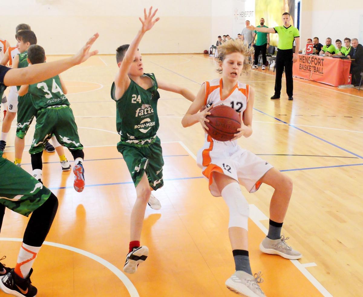 Maciej Puchalski (z piłką) w meczu z Zastalem Zielona Góra zdobył 6 punktów, ale ostatecznie został trzecim strzelcem zespołu w całym turnieju.<br/>fot.Kamil Krukiewicz