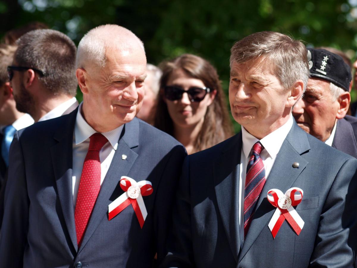 Marszałek Sejmu RP Marek Kuchciński (z prawej) objął honorowy patronat nad budową pomnika Legionistów Polskich i Bohaterów Polskich Termopil, jednak prezydent Przemyśla Robert Choma podtrzymał swoją negatywną decyzję co do tego przedsięwzięcia.<br/>fot.Mariusz Godos