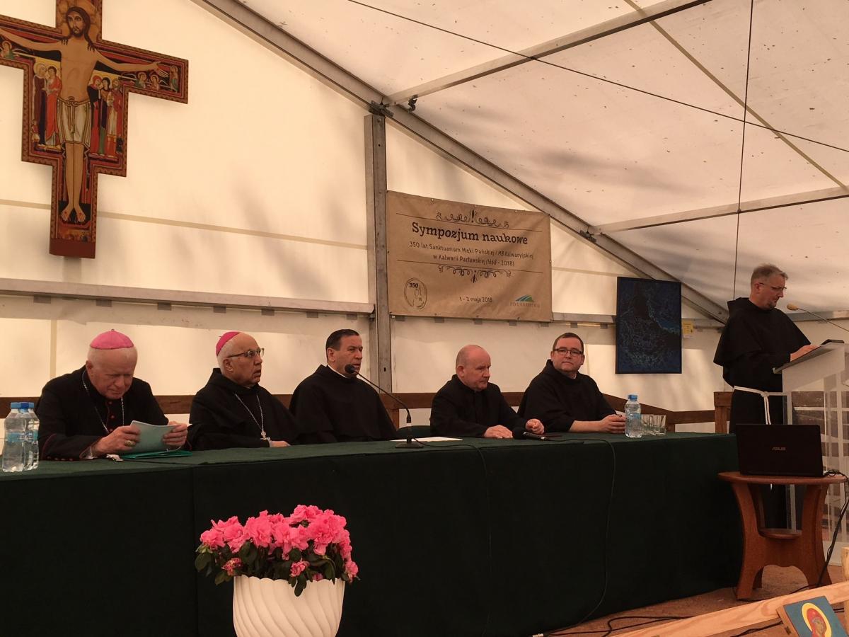 Wśród uczestników sympozjum był arcybiskup Adam Szal, metropolita przemyski (pierwszy z lewej).<br/>fot.zbiory własne