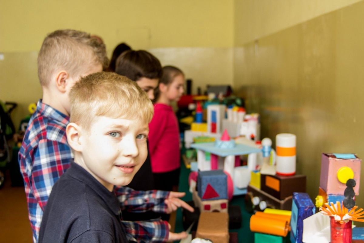 Konkurs na wykonanie pojazdu z figur geometrycznych cieszył się sporym zainteresowaniem. Prace nadesłali uczniowie szkół z czterech powiatów.<br/>fot.Bartłomiej Pacek