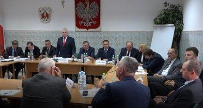 Sesję rady prowadził Jan Fusiek. Według opinii niektórych uczestników niedopuszczenie mieszkańców do głosu było z jego strony celowe.