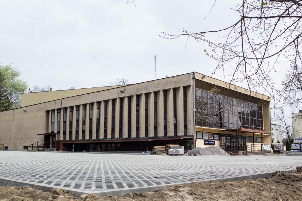 Parking przy MOK-u rośnie w oczach. Kwestią dyskusyjną stało się jednak to, jak bardzo natychmiastowego remontu potrzebuje sam budynek. Burmistrz twierdzi, że obiekt przedstawia obraz nędzy i rozpaczy. Niektórzy radni stwierdzili, że jego remont nie jest aż tak pilny.<br/>fot.Bartłomiej Pacek