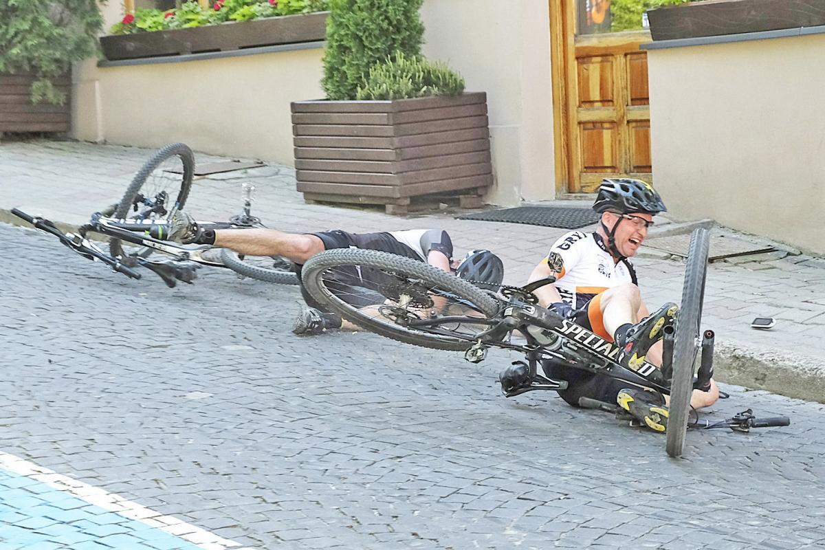 Kraksa 50 metrów przed metą (na szczęście niegroźna).<br/>fot.Jacek Szwic