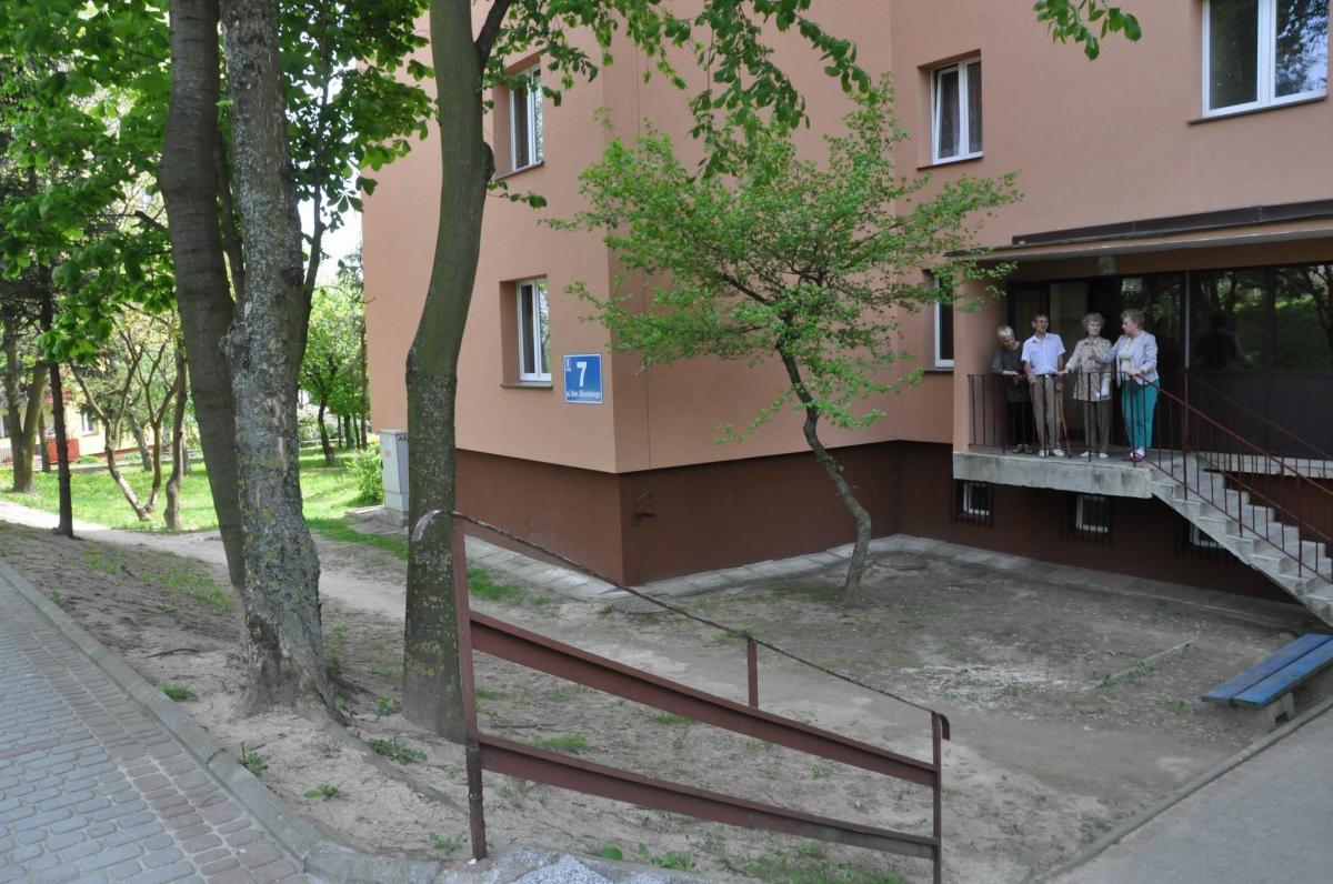 Pomost miałby połączyć wyjście z bloku z chodnikiem. Jego długość to ok. 10 m. Teraz mieszkańcy muszą chodzić po schodach. <br/>fot.Paweł Bugira