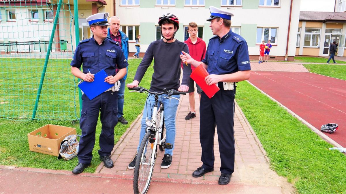 Policjanci udzielają ostatnich wskazówek przed startem.<br/>fot.Ernest Kocan