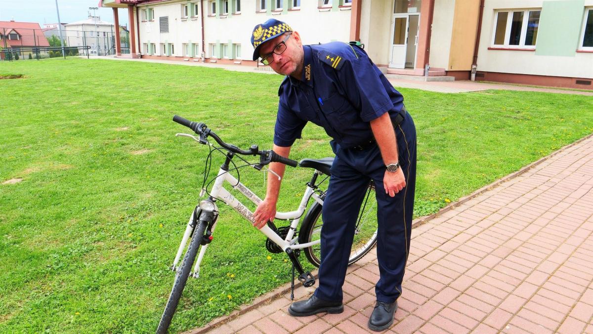Komendant Straży Miejskiej w Przeworsku Robert Dybaś pokazuje miejsce, w którym znakuje się rowery.<br/>fot.Ernest Kocan