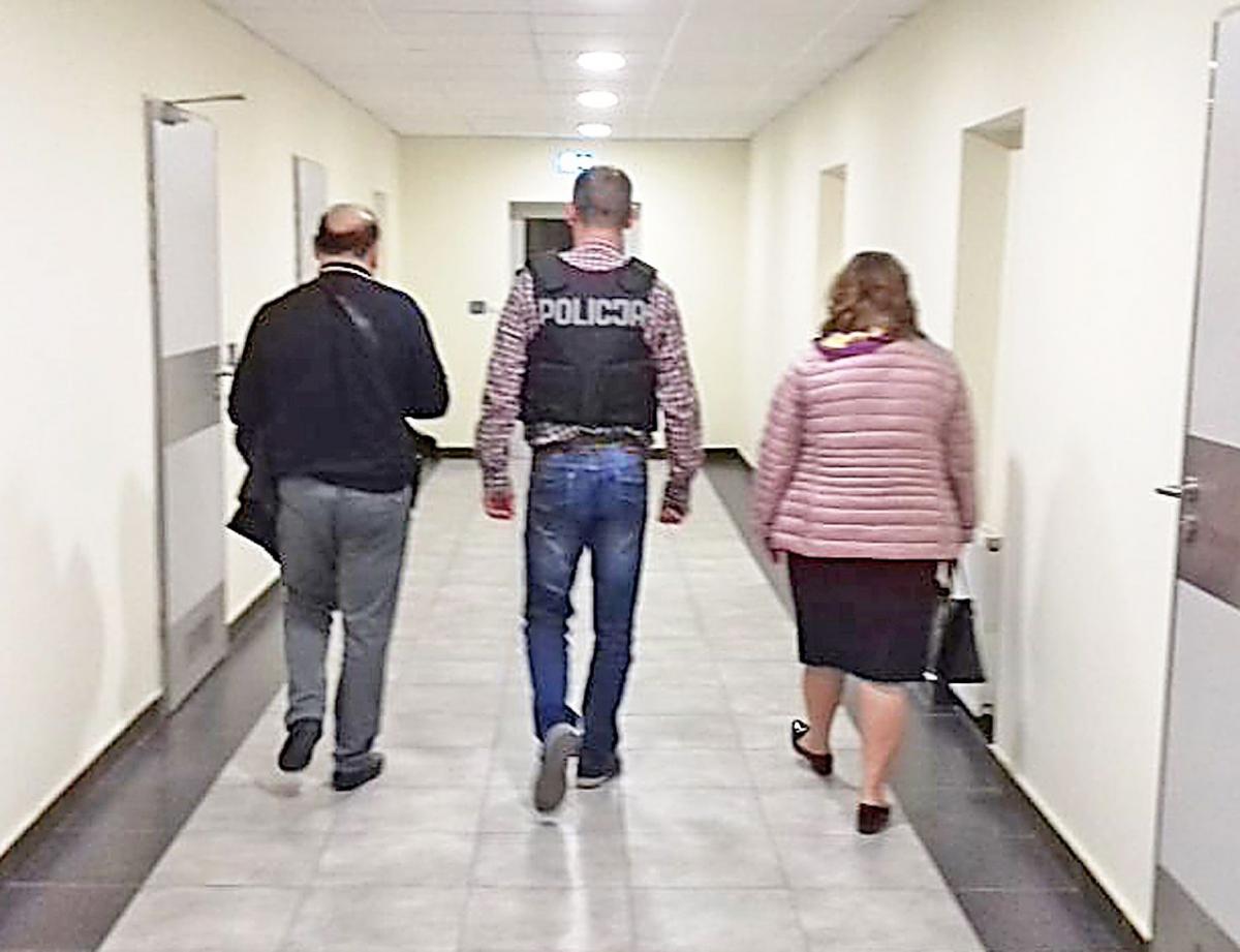 Po zatrzymaniu oszuści trafili do policyjnej izby zatrzymań.<br/>fot.KMP Przemyśl