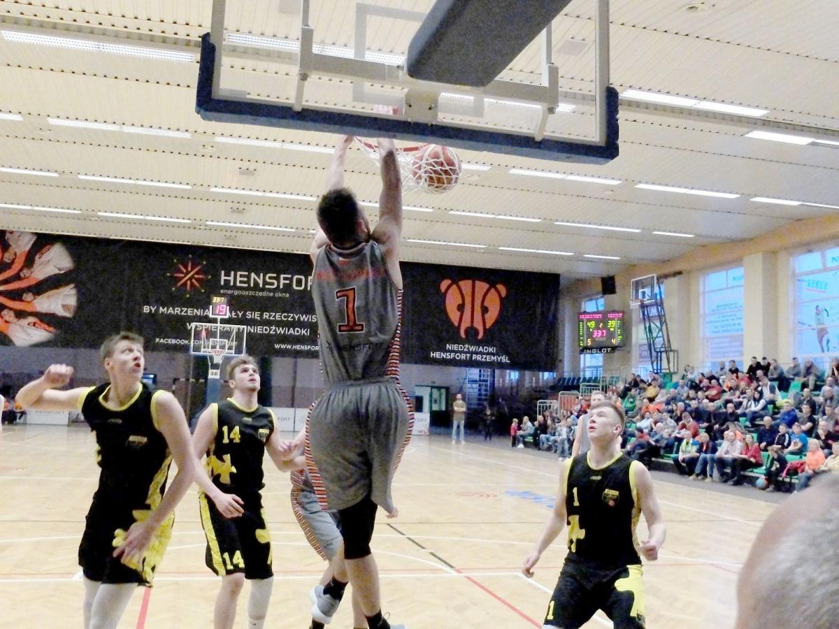 Kacper Walciszewski (z piłką) był najskuteczniejszym zawodnikiem Hensfortu podczas turnieju w Poznaniu. W trzech meczach zdobył 51 punktów.<br/>fot.Kamil Krukiewicz