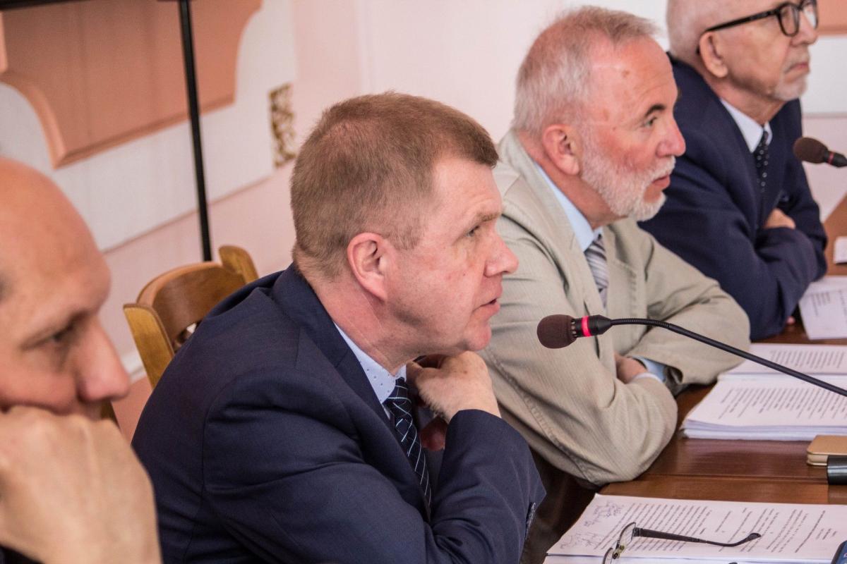 Przewodniczący Rady Janusz Szkodny wyraził dezaprobatę dla pomysłów organizowania imprez masowych na Rynku. Podkreślał też, że Rynek powinien zostać zamknięty dla ruchu kołowego.<br/>fot.Bartłomiej Pacek