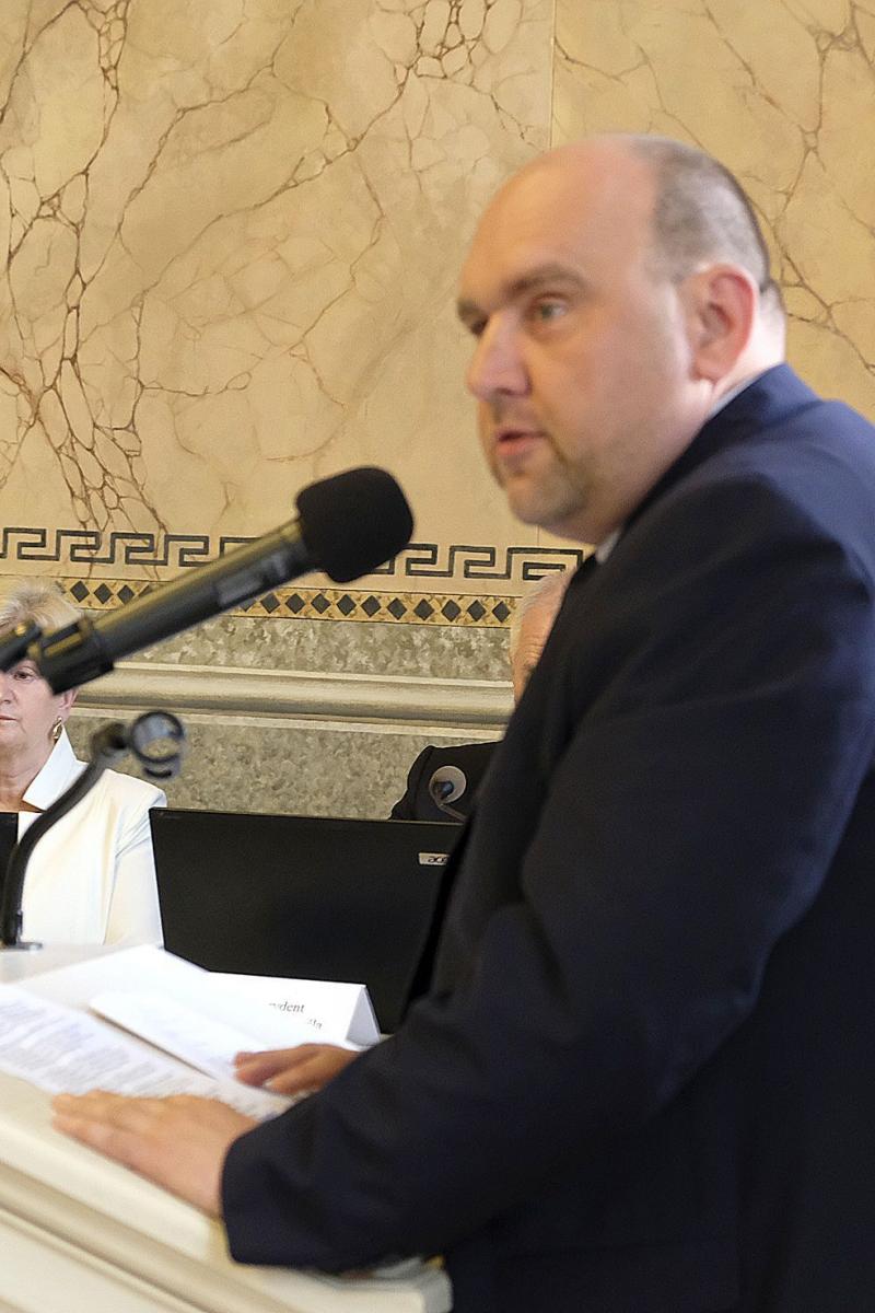 Radny Tomasz Schabowski (PO) miał kilka ważnych pytań związanych z przeznaczeniem 1 mln zł na adaptację pomieszczeń w SP 16 pod potrzeby maluchów z Przedszkola Miejskiego nr 12.<br/>fot.Jacek Szwic