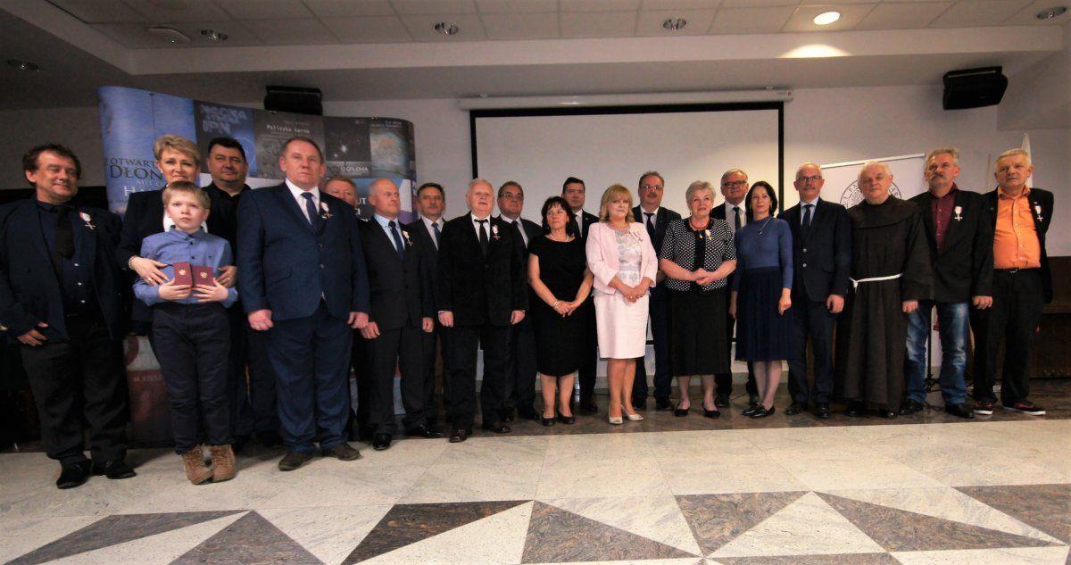 Przyznane przez prezydenta Polski Andrzeja Dudę odznaczenia odebrało kilkunastu zasłużonych działaczy opozycji antykomunistycznej z lat 1956 – 1989.<br/>fot.ze zbiorów IPN oddział Rzeszów