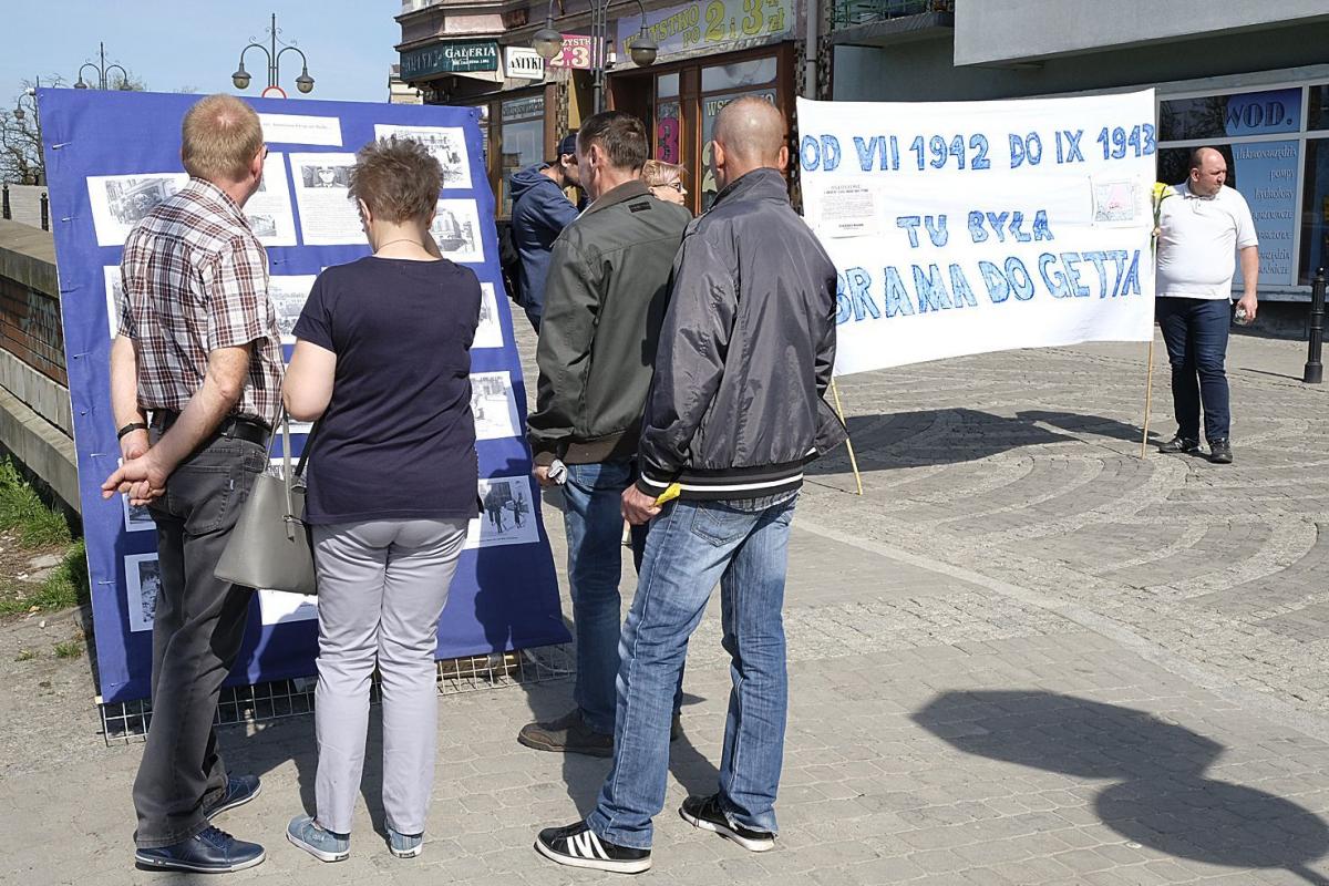 Pikieta edukacyjna na Kamiennym Moście.<br/>fot.Jacek Szwic