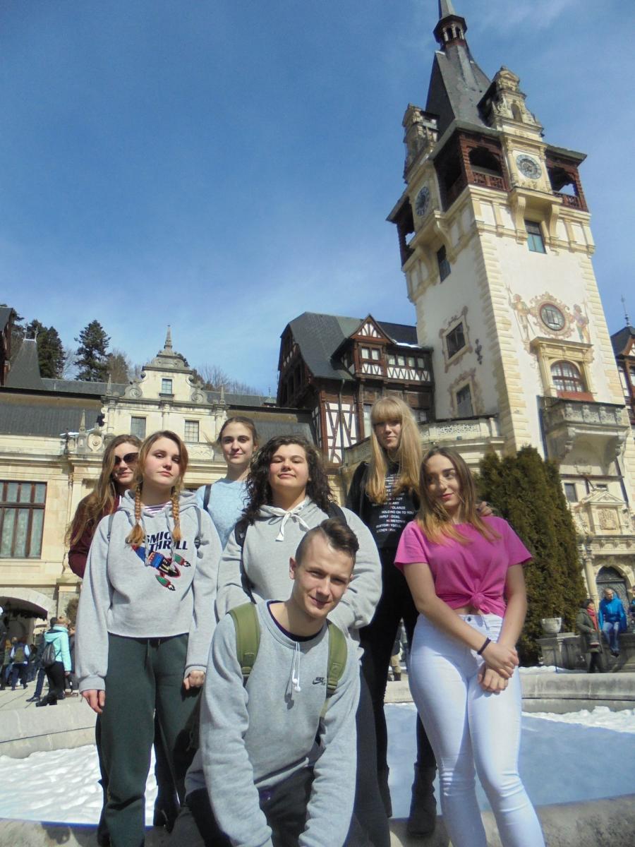 Siedmioro uczniów przeworskiej placówki podczas pobytu w Rumunii.<br/>fot.archiwum szkoły